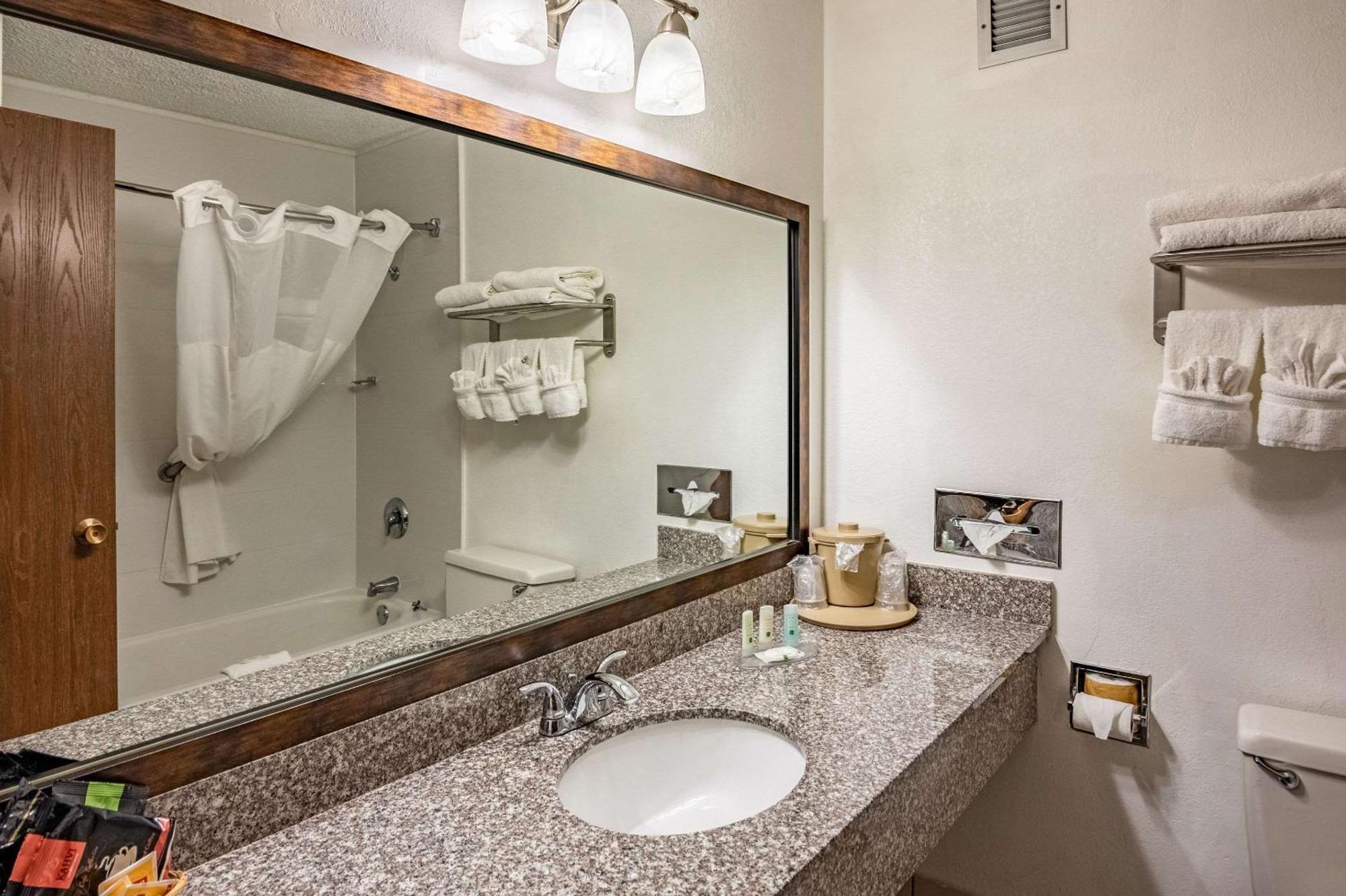 Quality Inn Тринидад Экстерьер фото