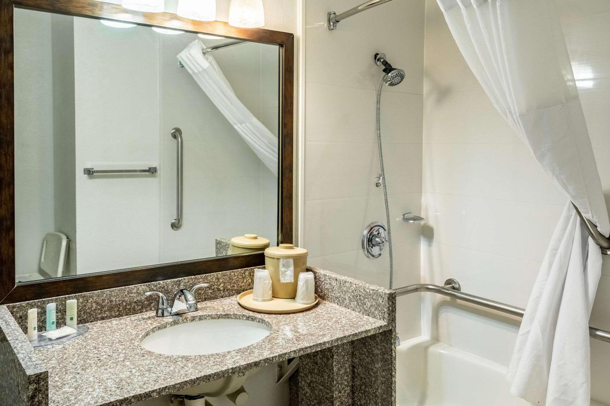 Quality Inn Тринидад Экстерьер фото
